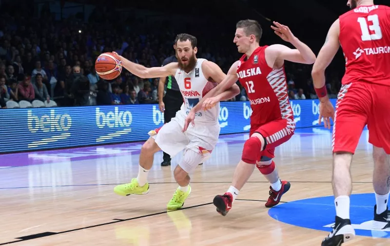 Spain's point guard Sergio Rodriguez (L) dribbles around Poland's small forward Adam Waczynski during the round of 16 basketball match between Spain and Poland at the EuroBasket 2015 in Lille, northern France, on September 12, 2015.  AFP PHOTO / EMMANUEL DUNAND