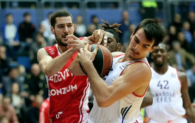Anadolu Efes' Dario Saric (R) challenges Cedevita Zagreb's Luka Babic during the Euroleague Top 16 basketball match between Cedevita Zagreb and Anadolu Efes in Zagreb on January 21, 2016. / AFP / STRINGER
