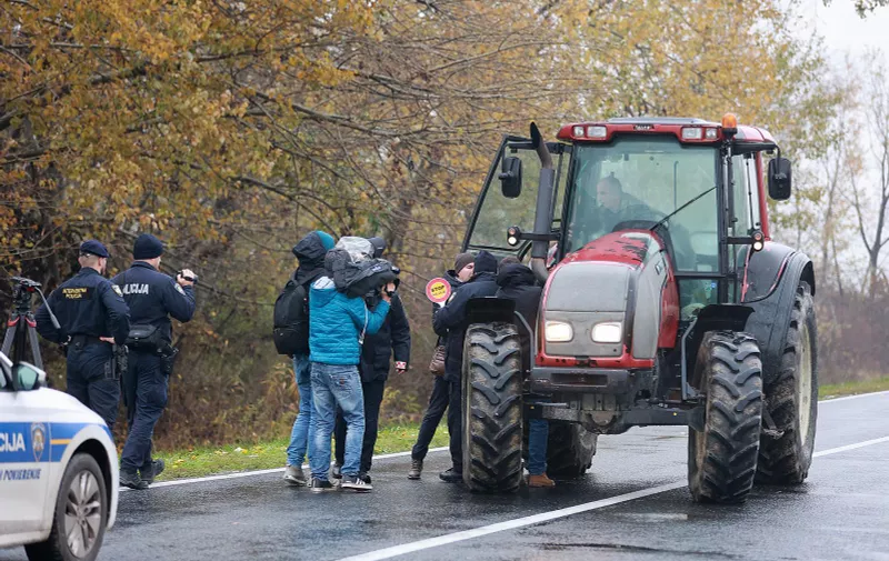 22.11.2023., Zupanja - Svinjogojci traktorima prosvjeduju na granicnom prijelazu Zupanja - Orasje (Bosna i Hercegovina) zbog nezadovoljstva mjerama koje drzava provodi u suzbijanju africke svinjske kuge. Photo: Davor Javorovic/PIXSELL