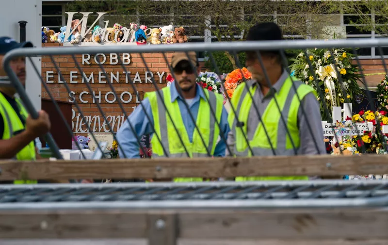 May 28, 2022: Workers set up fencing in front of Robb Elementary School in Uvalde, Texas, Saturday, May 28, 2022, in preparation for a visit from U.S. president Joe Biden the following day Sunday, May 29, 2022. The school was the site of a shooting massacre in which 18-year-old Salvador Ramos killed 19 children and two teachers Tuesday, May 24, 2022.,Image: 695263145, License: Rights-managed, Restrictions: , Model Release: no, Credit line: Profimedia