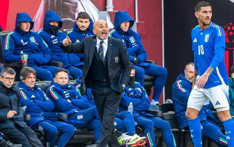 Italy's head coach Luciano Spalletti, center, gives instructions to his platers during an international friendly soccer match against Ecuador  Sunday, March 24, 2024, in Harrison, N.J. (AP Photo/Eduardo Munoz Alvarez)