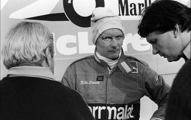Austrian Fomula 1 champion driver Niki Lauda (C) talks to members of the MacLaren racing stable on the Le Castellet racing circuit 20 November 1981. Lauda, who have been world champion in 1975 and 1977, makes his come back to the international competition at the wheel of a Mac Laren. (Photo by GERARD FOUET / AFP)