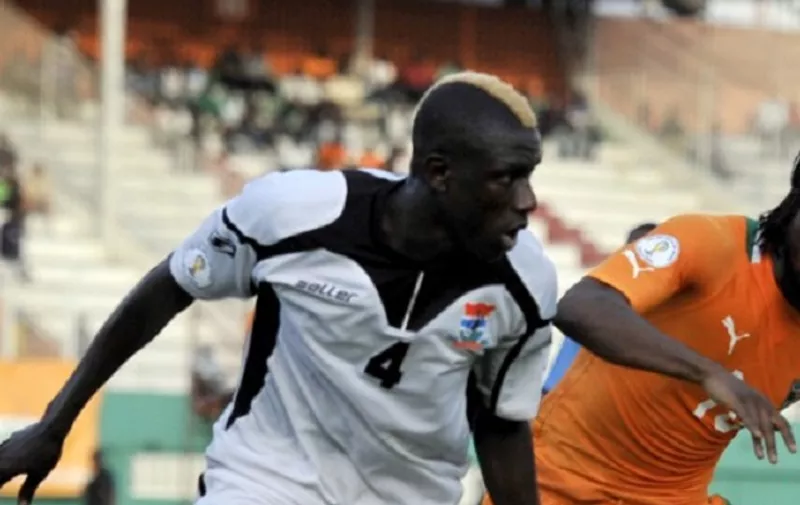 Ivory Coast's striker Gervais Kouassi Gervinho (R) fights for the ball with Gambia's Musa Yaffa (L) at the Felix Houphouet-Boigny stadium in Abidjan on March 23, 2013 during their 2014 World Cup qualifying match between the Elephants of Ivory Coast and Scorpions of Gambia. AFP PHOTO / ISSOUF SANOGO / AFP / ISSOUF SANOGO