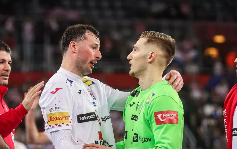 15.01.2025., Arena Zagreb, Zagreb - IHF Svjetsko rukometno prvenstvo 2025., skupina H, 1. kolo, Hrvatska - Bahrein. Domagoj Duvnjak, Dominik Kuzmanovic. Photo: Luka Stanzl/PIXSELL