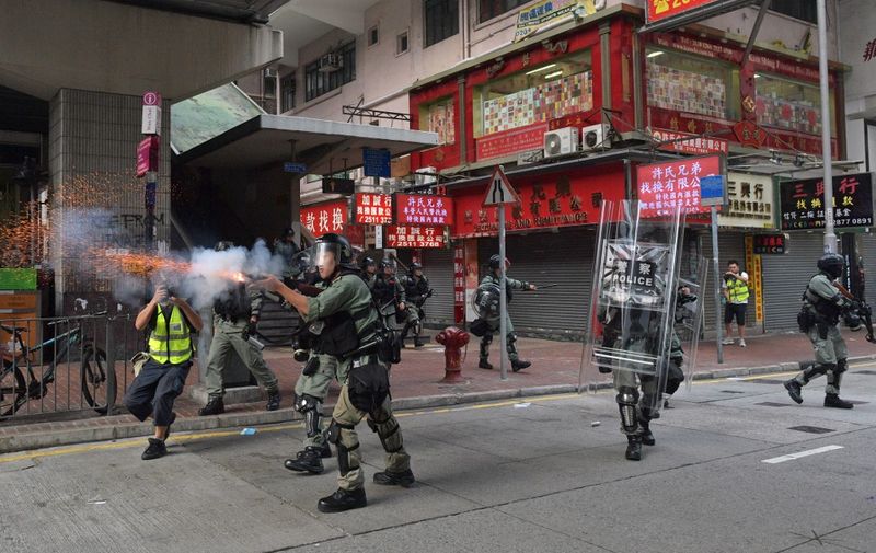 Hong Kong police fire tear gas toward protesters taking part in an unsanctioned march through the streets of Hong Kong on September 29, 2019, part a coordinated day of global protests aimed at casting a shadow over communist China's upcoming 70th birthday. - Hong Kong descended into a second day of clashes between pro-democracy protesters and riot police on September 29 as activists step up their nearly four months campaign ahead of the 70th anniversary of communist China's founding. (Photo by Nicolas ASFOURI / AFP)