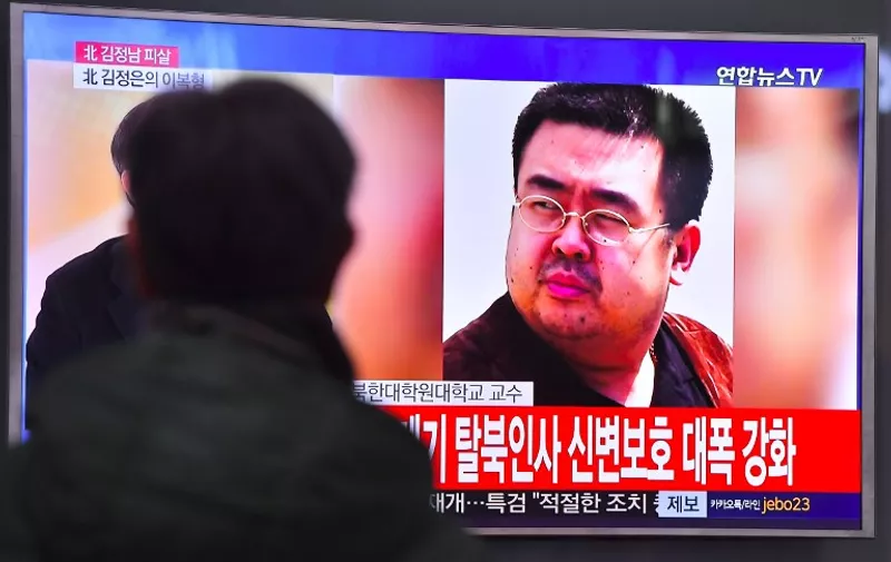 A man watches a television showing news reports of Kim Jong-Nam, the half-brother of North Korean leader Kim Jong-Un, in Seoul on February 14, 2017.
Kim Jong-Nam, the half-brother of North Korean leader Kim Jong-Un has been assassinated in Malaysia, South Korean media reported on February 14. / AFP PHOTO / JUNG Yeon-Je
