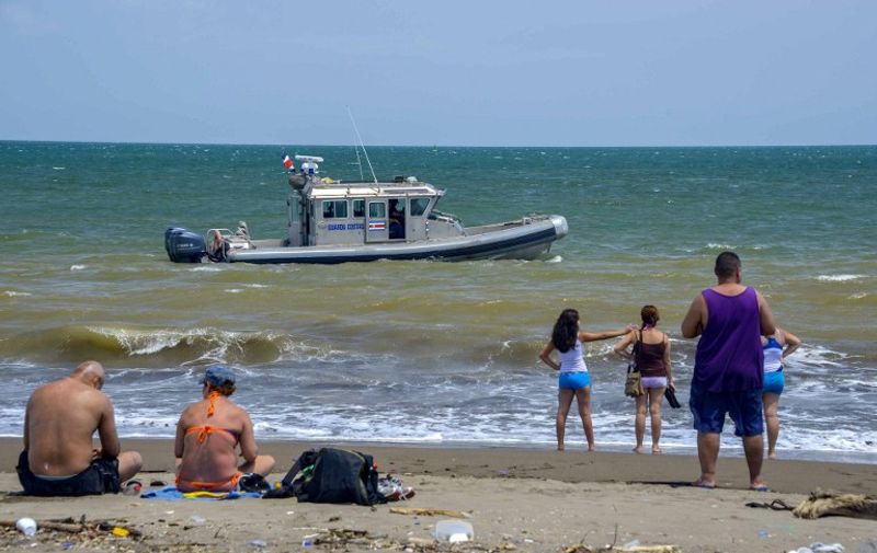 A Costa Rican coast guard boat monitors the beach in Puntarenas, 95 km north of San Jose, Costa Rica on May 3, 2015, after authorities declared an emergency since a ship carrying 180 tons of ammonium nitrate sunk off the country's Pacific coast. AFP PHOTO / Ezequiel BECERRA