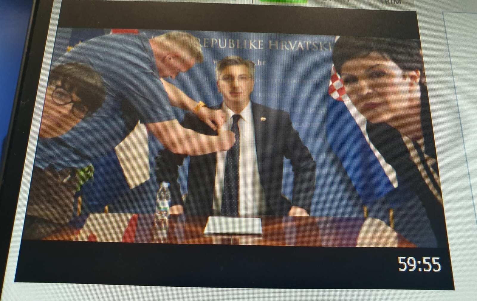 Ova genijalna fotka govori sve o HRT-u. I zašto će skandalozni Robert Šveb postati novi ravnatelj | Telegram.hr