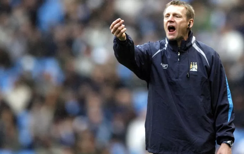 Manchester City manager Stuart Pearce gives his players instruction during their English Premiership soccer match against  Middlesbrough at The City of Manchester Stadium, Manchester,  02 April,  2006. AFP PHOTO/ANDREW YATES Mobile and website use of domestic English football pictures subject to subscription of a license with Football Association Premier League (FAPL) tel : +44 207 298 1656. For newspapers where the football content of the printed and electronic versions are identical, no licence is necessary. / AFP / ANDREW YATES