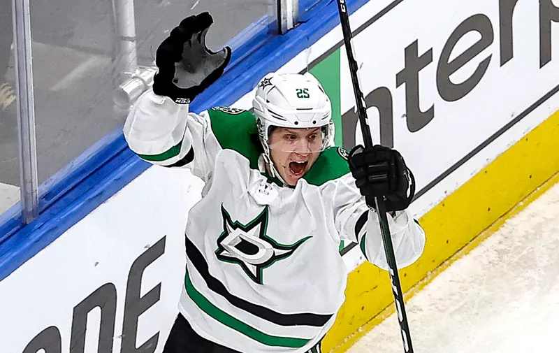 EDMONTON, ALBERTA - SEPTEMBER 14:  Joel Kiviranta #25 of the Dallas Stars celebrates after scoring a goal against the Vegas Golden Knights during the third period in Game Five of the Western Conference Final during the 2020 NHL Stanley Cup Playoffs at Rogers Place on September 14, 2020 in Edmonton, Alberta, Canada. (Photo by Bruce Bennett/Getty Images)