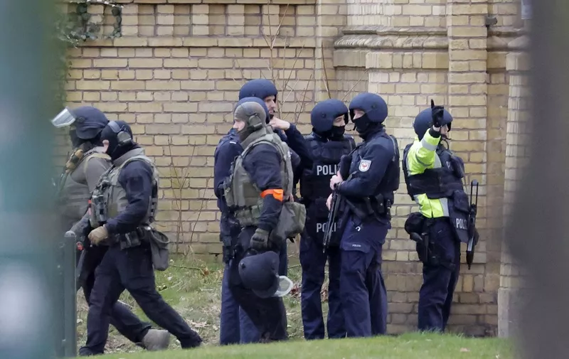Policemen of a special unit stand close to a vocational school in Potsdam, northeastern Germany, during a major police operation on February 27, 2023, following an amok alert. According to media reports, an amok alert was given in the afternoon, and forces of the SEK police special commando unit were checking if the alarm was serious. In the afternoon, the police gave the all clear that the danger situation had been eliminated. The suspicion of amok could not be confirmed. (Photo by Odd ANDERSEN / AFP)