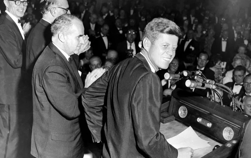 John F. Kennedy prononce un discours à New York City, lors de la campagne électorale du 14 mai 1960.

A photo dated 14 May 1960 shows Democratic Nominee John F. Kennedy during his Presidential Campaign in New York City. (Photo by AFP)