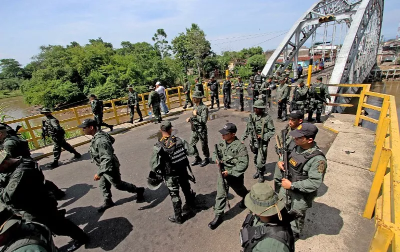 Venezuelan troops close the Venezuela-Colombia border in Boca de Grita, Tachira state, Venezuela, on August 21, 2015. Venezuela's President Nicolas Maduro has ordered part of frontier with Colombia closed after four people were wounded in an overnight attack along the border. AFP PHOTO/GEORGE CASTELLANOS