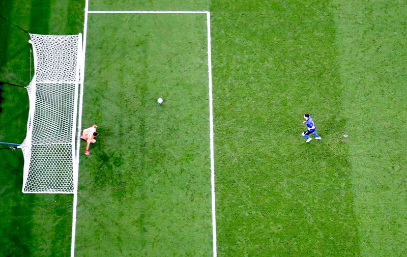 Soccer Football - Euro 2020 - Semi Final - Italy v Spain - Wembley Stadium, London, Britain - July 6, 2021 Italy's Jorginho scores the winning penalty during the shoot-out REUTERS/Carl Recine