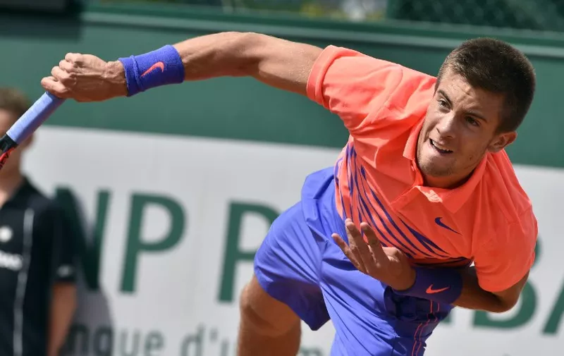 Croatia's Borna Coric returns the ball to US player Sam Querrey during the men's first round of the Roland Garros 2015 French Tennis Open in Paris on May 25, 2015.  AFP PHOTO / DOMINIQUE FAGET