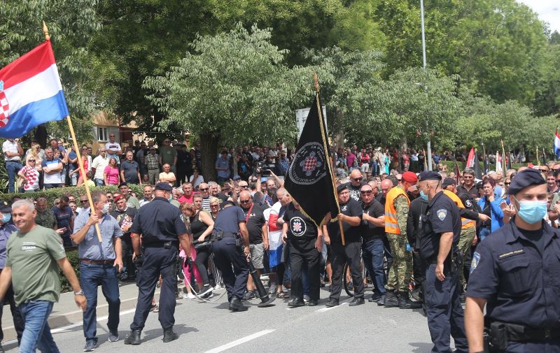 05.08.2020., Knin - Pripadnici HOS-a sa svojim obiljezjima i zastavama oko 8.45 pokusali su doci do glavne bine, do sredisnjeg dijela Trga Ante Starcevica u Kninu, ali 100 metara prije zaustavljeni su od strane kordona vojne policije i specijalne policije. Photo: Dusko Jaramaz/PIXSELL