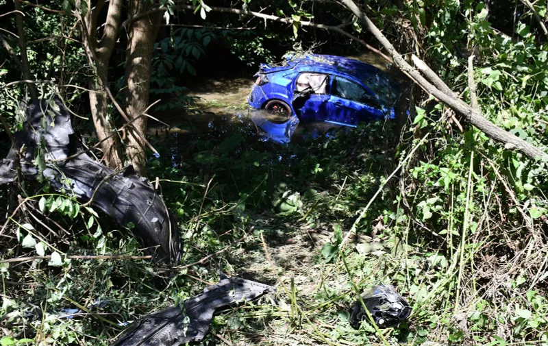 27.08.2023., Trenkovo, Mihaljevci - Prometna nesreca u blizini Trenkova, koja se dogodila u nedjelju oko 8.30 sati u kojoj je jedno vozilo zavrsilo u kukuruzu, a drugo sletjelo u potok Velicanka. Vozac automobila Honda koji je zavrsilo u potoku pobjegao je s mjesta nesrece, pa policija za njim i dalje traga. 

 Photo: Ivica Galovic/PIXSELL/PIXSELL