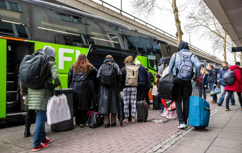 27 March 2023, Bremen: Travelers with suitcases and bags board a Flixbus. With a large-scale nationwide warning strike, the EVG and Verdi unions paralyzed large parts of the public transport system on Monday. Photo: Sina Schuldt/dpa Photo: SINA SCHULDT/DPA