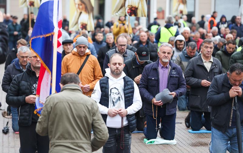 Molitelji i danas u Zagrebu. Pored njih 'Tiha misa' udruge Domino |  Telegram.hr