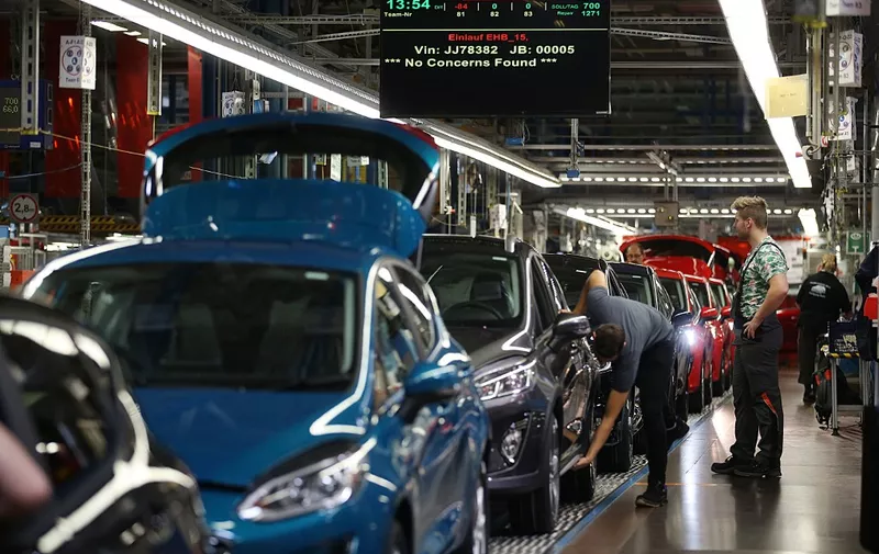 09 May 2018, Germany, Cologne: Ford employees work on a Fiesta on the conveyor belt at the final inspection. Photo: Oliver Berg/dpa (Photo by OLIVER BERG / DPA / dpa Picture-Alliance via AFP)