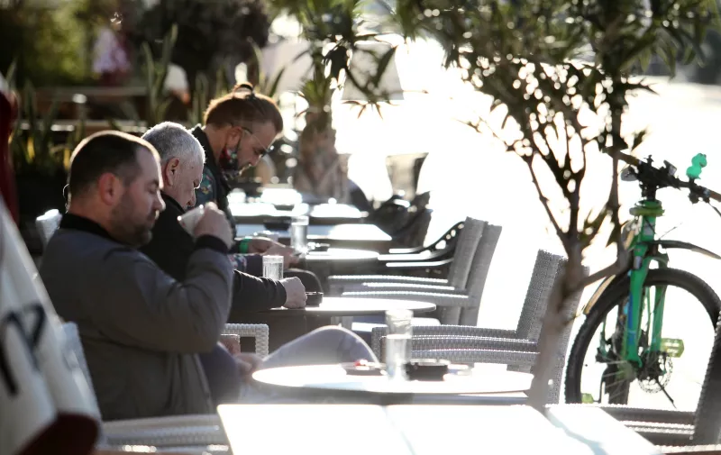 01.03.2021.,Split - Splicani od ranog jutra uzivaju u prvoj ovogodisnjoj jutarnjoj kavi na terasi  kafica na rivi.
Photo:Ivo Cagalj/PIXSELL
