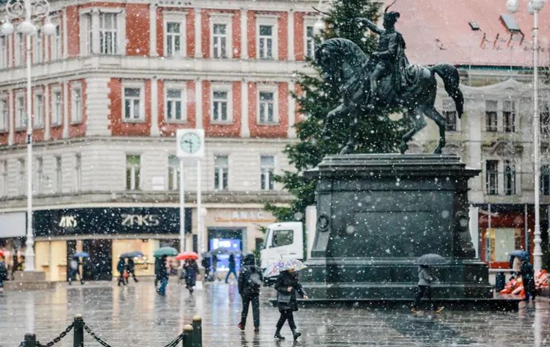 16.01.2023., Zagreb - Trg bana Josipa Jelacica. Snijeg je intenzivnije poceo padati i u uzem sredistu grada. Photo: Sanjin Strukic/PIXSELL