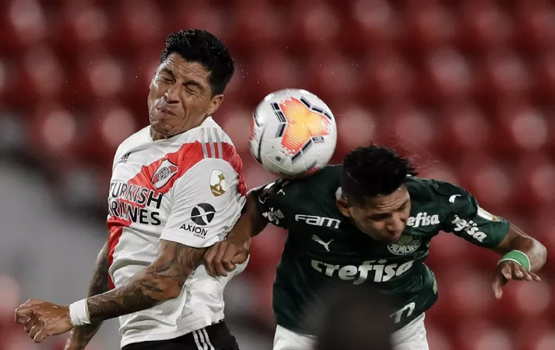 Argentina's River Plate Enzo Perez (L) and Brazil's Palmeiras Marcos Rocha jump for the ball during their Copa Libertadores semifinal football match at the Libertadores de America stadium in Avellaneda, Buenos Aires Province, Argentina, on January 5, 2021. (Photo by Juan Ignacio RONCORONI / POOL / AFP)