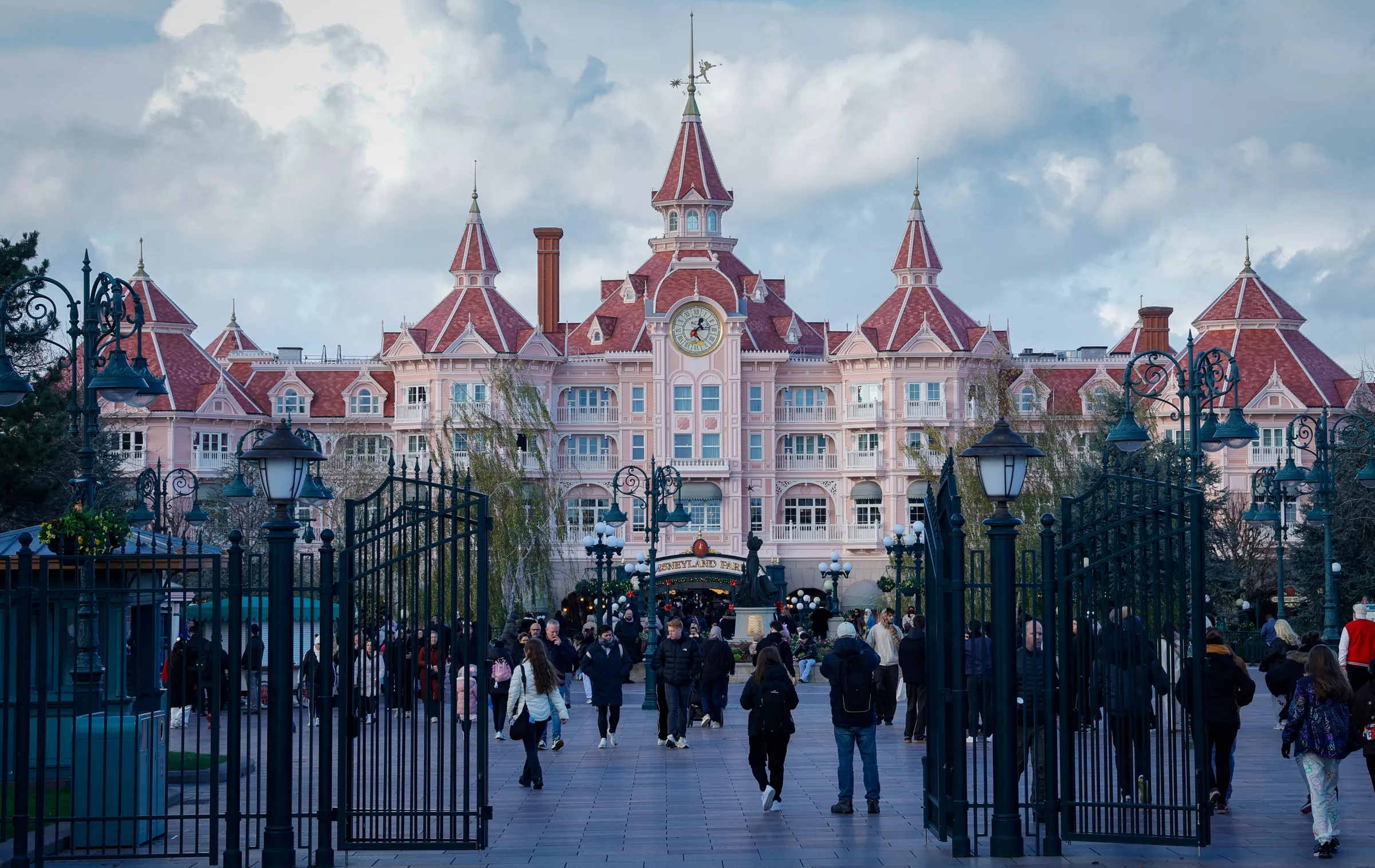 Djeca džeparila po pariškom Disneylandu, šef klana uživao u luksuzu i boravio u Puli. Palili ih kad bi premalo ukrala