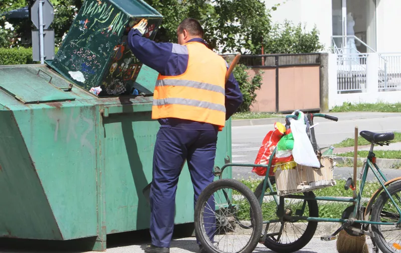 29.05.2014., Koprivnica - Radnik gradske komunalne tvrtke Komunalac prazni kantu sa smecem kojeg prikuplja po gradu u kontejner. Photo: Marijan Susenj/PIXSELL