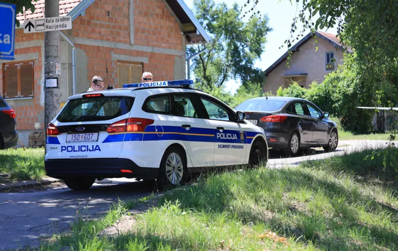 19.06.2022., Vukovar - U ulici Antuna Mihanovica dogodila se eksplozija bombe ispred kuce gdje je ozlijedjen 73-godisnjak. Policijski ocevid u tijeku Photo: Davor Javorovic/PIXSELL