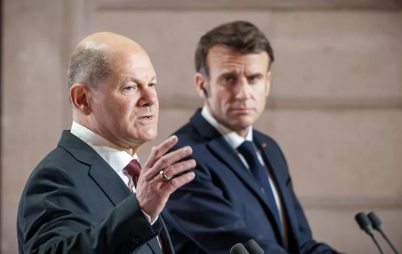 22 January 2023, France, Paris: German Chancellor Olaf Scholz (SPD, l), attends the press conference after the Franco-German Council of Ministers to mark the 60th anniversary of the Élysée Treaty, alongside Emmanuel Macron, President of France. Photo: Michael Kappeler/dpa (Photo by MICHAEL KAPPELER / DPA / dpa Picture-Alliance via AFP)