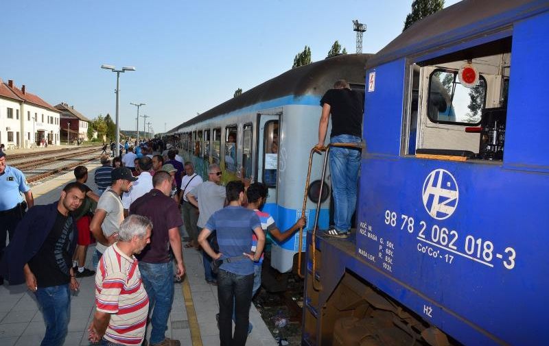 18.09.2015., Beli Manastir - Nesto prije 16 sati na zeljeznicki kolodvor dosla je lokomotiva te u 16.30 sati krenula je kompozicija vlaka, nakon sati cekanja i stajanja na peronu. Prepun izbjeglica, vlak je navodno krenuo prema Madjarskoj. 
Photo: Ivica Galovic/ PIXSELL
