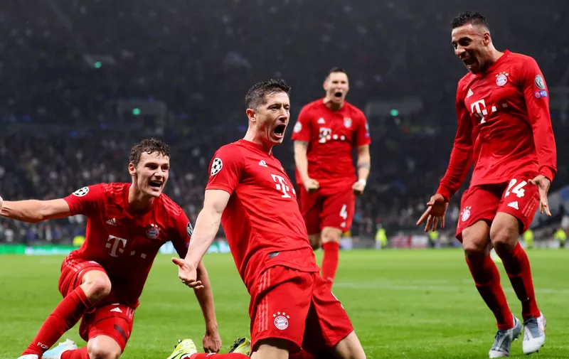 LONDON, ENGLAND - OCTOBER 01: Robert Lewandowski of FC Bayern Munich celebrates with teammates after scoring his team's second goal during the UEFA Champions League group B match between Tottenham Hotspur and Bayern Muenchen at Tottenham Hotspur Stadium on October 01, 2019 in London, United Kingdom. (Photo by Catherine Ivill/Getty Images)