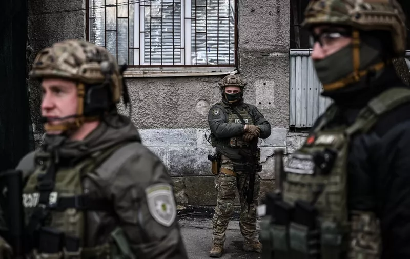 Members of the Rapid Operational Response Unit (KORD), a special purpose unit of the National Police of Ukraine, patrol in the town of Novoluhanske, eastern Ukraine, on February 19, 2022. - Ukraine's army said Saturday that two of its soldiers died in attacks in on the frontline with Russian-backed separatists, the first fatalities in the conflict in more than a month. "As a result of a shelling attack, two Ukrainian servicemen received fatal shrapnel wounds," the military command for the separatist conflict said. (Photo by ARIS MESSINIS / AFP)