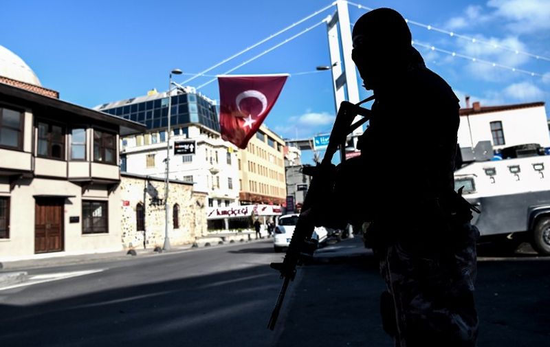 A Turkish special force police officer stands guard at ortakoy district near the Reina night club, on January 2, 2017 in Istanbul, one day after New Year gun attack.  
Thirty-nine people were killed early on January 1, 2016 when a gunman went on a rampage at an exclusive nightclub in Istanbul where revellers were celebrating the New Year. / AFP PHOTO / OZAN KOSE