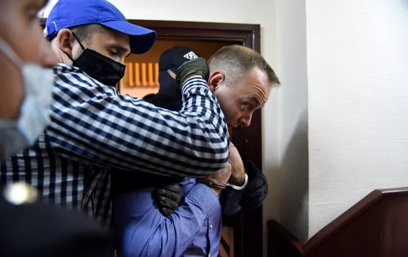 Ivan Safronov, a former journalist and aide to the head of Russia's space agency Roscosmos, is escorted inside a court building after being detained on charges of treason for divulging state military secrets, Moscow, July 7, 2020. (Photo by Vasily MAXIMOV / AFP)