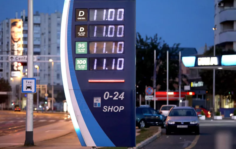 16.10.2021., Zagreb - Od ponoci su na snazi nove cijene goriva na benzinskim pumpama, koje je Vlada ogranicila uredobom na 11 kuna za dizel i 11 kuna i 10 lipa za benzin. Neki distributeri poput Ine najavljuju da ce prestati prodavati premium klasu goriva.