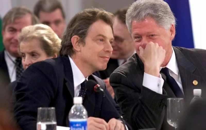 US President Bill Clinton (R) talks with British Prime Minister Tony Blair (L) during opening talks on Kosovo at the 50th NATO Summit 23 April, 1999 in Washington, DC. President Clinton reaffirmed 23 April, 1999 NATO's commitment to its campaign against Yugoslavia.  (ELECTRONIC IMAGE)  AFP  PHOTO/ STEPHEN JAFFE / AFP / STEPHEN JAFFE