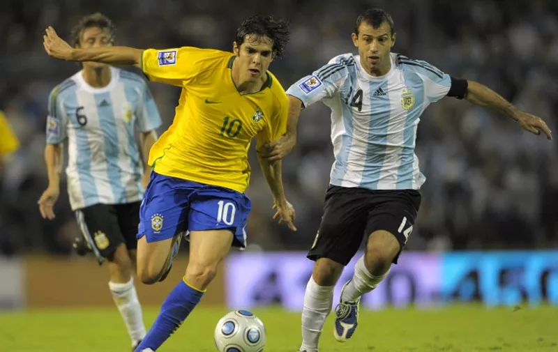 Brazil's midfielder Kaka (L) vies for the ball with Argentina's midfielder Javier Mascherano during their FIFA World Cup South Africa-2010 qualifier football match at the Gigante de Arroyito stadium in Rosario, Santa Fe, on September 5, 2009. Brazil won 3-1. AFP PHOTO / Juan Mabromata