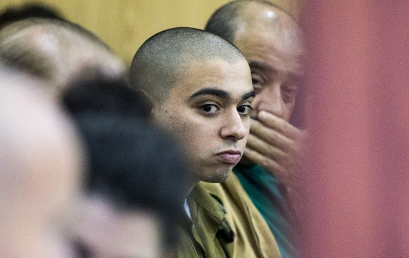 Israeli soldier Elor Azaria (C), who shot dead a wounded Palestinian assailant, arrives at the military court in Tel Aviv on January 31, 2017. 
Azaria, has been on trial for manslaughter in a military court since May, with right-wing politicians defending him despite top army brass harshly condemning the killing. / AFP PHOTO / JACK GUEZ