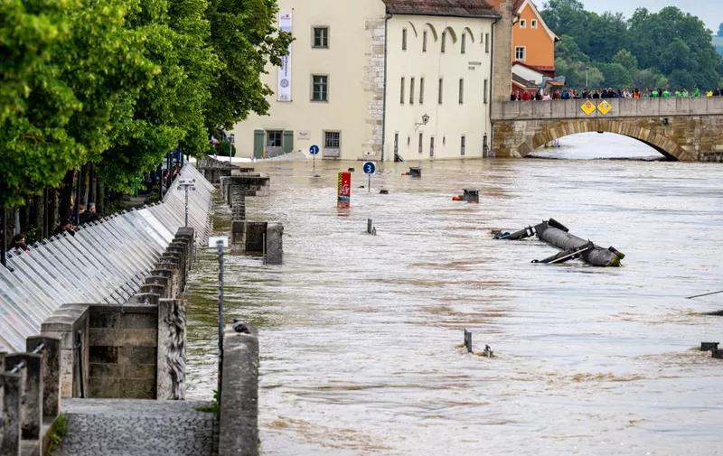 03 June 2024, Bavaria, Regensburg: The Danube is flooding at the Stone Bridge. For days, helpers in Bavaria and Baden-Württemberg have been battling the flood and its consequences. Photo: Armin Weigel/dpa (Photo by ARMIN WEIGEL / DPA / dpa Picture-Alliance via AFP)