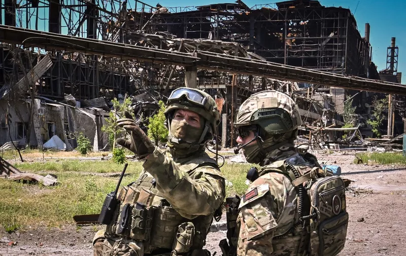 Russian servicemen guard an area of the Azovstal steel plant in Mariupol on June 13, 2022, amid the ongoing Russian military action in Ukraine. (Photo by Yuri KADOBNOV / AFP)