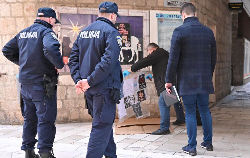 21.12.2021., Zadar - Na oglasnoj ploci na Kalelargi djelatnici krim policije provode ocevid zbog plakata. Plakat je izuzet za krim obradu a na njemu je slika omce za vjesanje ispod koje je pisalo "anemicni". Photo: Dino Stanin/PIXSELL