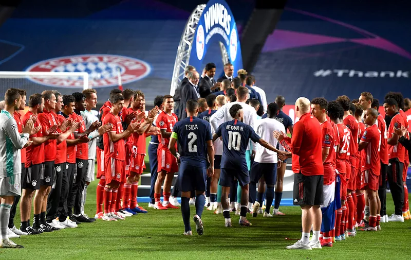 LISBON, PORTUGAL - AUGUST 23: FC Bayern Munich players give the Paris Saint-Germain players a guard of honor as they walk to receive their runners up medals following Paris Saint-Germain's defeat in the UEFA Champions League Final match between Paris Saint-Germain and Bayern Munich at Estadio do Sport Lisboa e Benfica on August 23, 2020 in Lisbon, Portugal. (Photo by David Ramos/Getty Images)