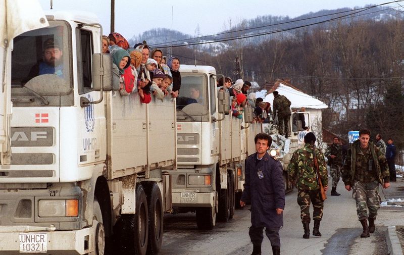 Moslem refugees ride United Nations vehicles, 30 March 1993, in a 19-truck convoy as they flee the Serb-besieged Bosnian enclave of Srebrenica for Tuzla. More than 2000 Moslems have been evacuated by the UN troops from the eastern Bosnian enclave of Srebrenica. (Photo by PASCAL GUYOT / AFP)