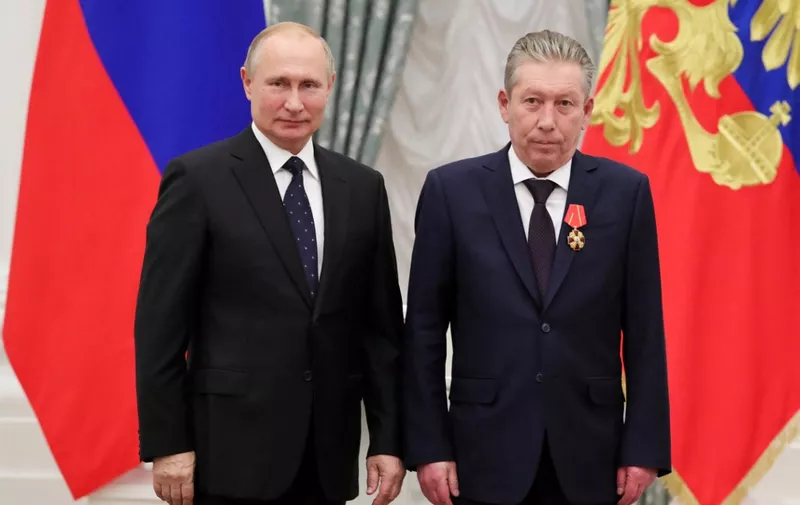 Russia's President Vladimir Putin (L) and Chairman of the Board of Directors of Oil Company Lukoil Ravil Maganov (R) pose for a photo during an awarding ceremony at the Kremlin in Moscow on November 21, 2019. - Russian oil producer Lukoil said on September 1, 2022 its chairman Ravil Maganov had died following a "serious illness", after Russian media cited sources saying the 67-year-old died after falling out of a hospital window. (Photo by Mikhail KLIMENTYEV / SPUTNIK / AFP)