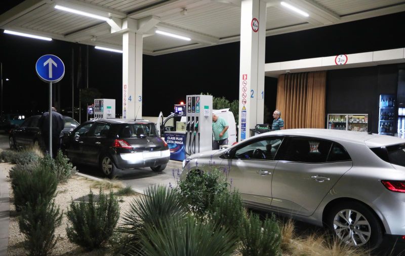 24.10.2022., Sibenik - Velike guzve na benzinskim postajama stvorile su redove pred sutrasnje znacajno povecanje cijena goriva.   Photo: Dusko Jaramaz/PIXSELL