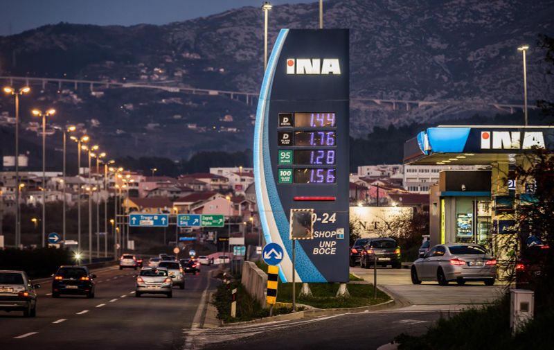01.01.2023., Split - Nove cijene prikazane u eurima.
Benzinska postaja Ina Smokovik Sjever od danas ima cijene goriva u eurima.  Photo: Zvonimir Barisin/PIXSELL