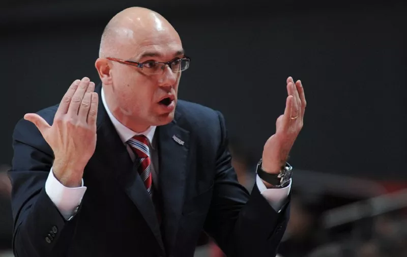 Tau's head coach Neven Spahija gestures during their Euroleague Final Four basketball game for the third position against Montepaschi on May 4, 2008 at Palacio de los Deportes, in Madrid. AFP PHOTO/PIERRE-PHILIPPE MARCOU (Photo by PIERRE-PHILIPPE MARCOU / AFP)