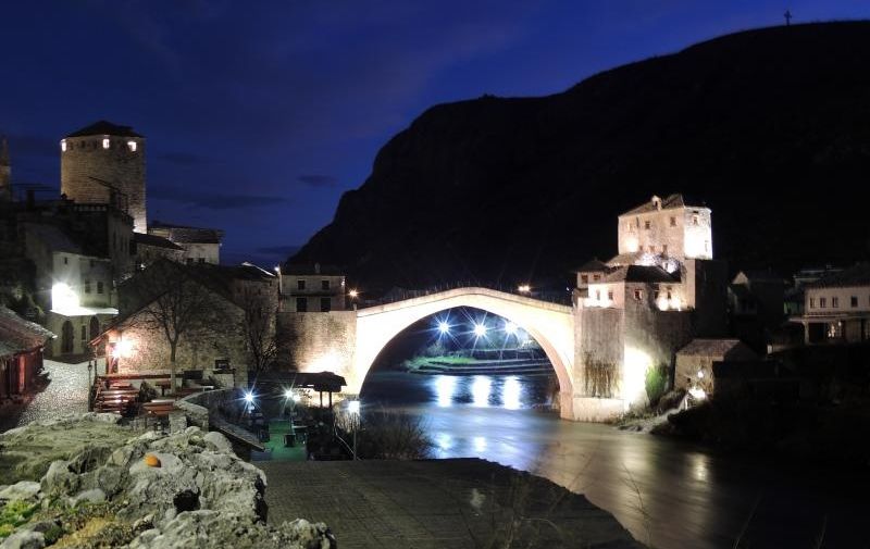 26.01.2014., Mostar - Stara jezgra grada Mostara slabo je posjecena zimi. Grad je poznat po cuvenom Starom mostu iznad rijeke Neretve. Izgradjen je u 16. stoljecu, a 9. studenog 1993. godine srusen od strane snage HVO-a. Ponovo je sagradjen 2004. godine te  je prvi kulturni spomenik u Bosni i Hercegovini koji se nalazi na UNESCO-voj listi zasticenih spomenika kulture svijeta.
Photo: Borna Filic/PIXSELL